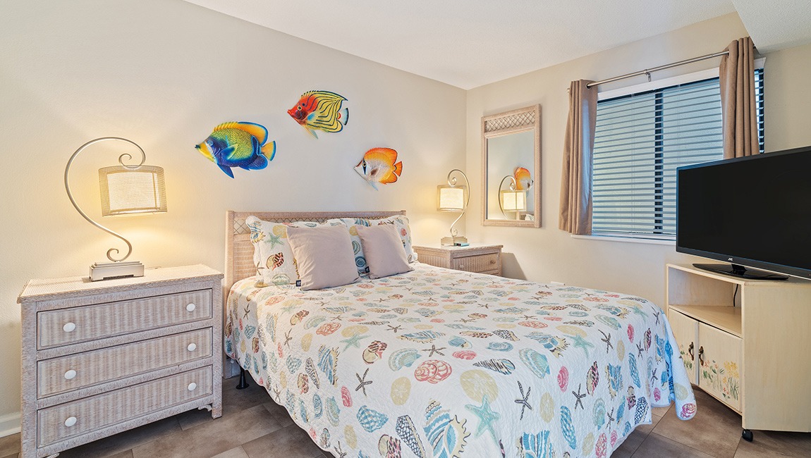 Bedroom with one bed