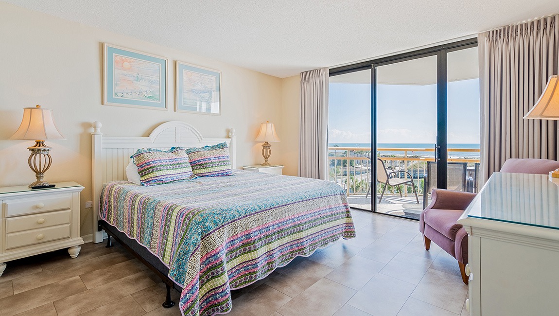 Bedroom with one bed