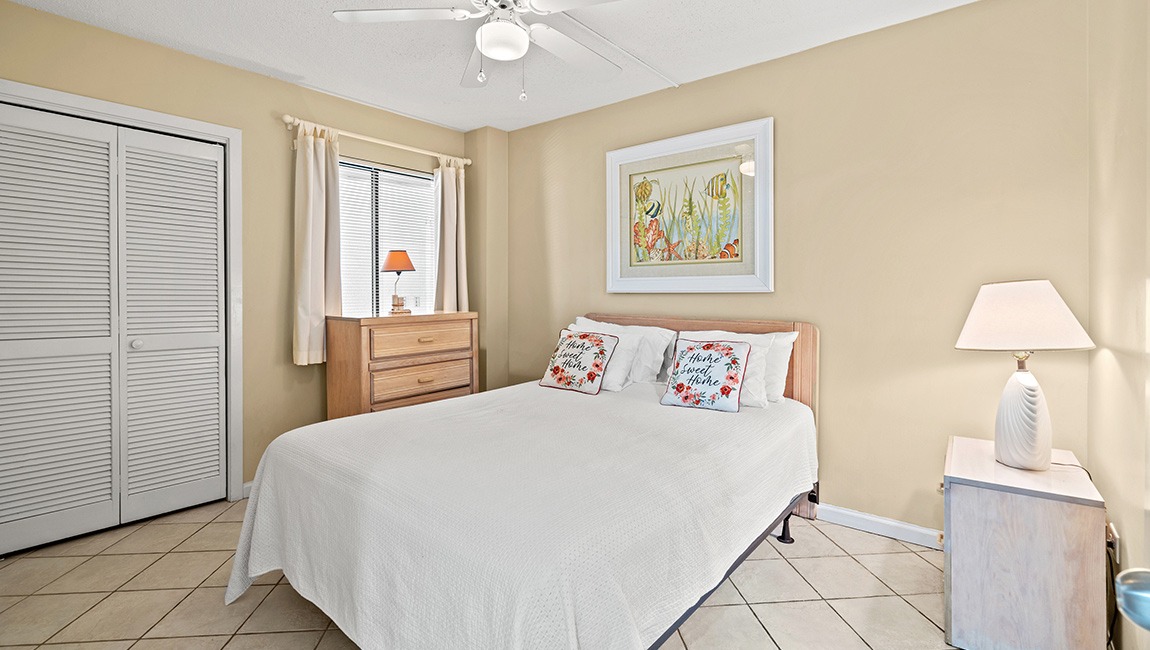 Bedroom with one bed