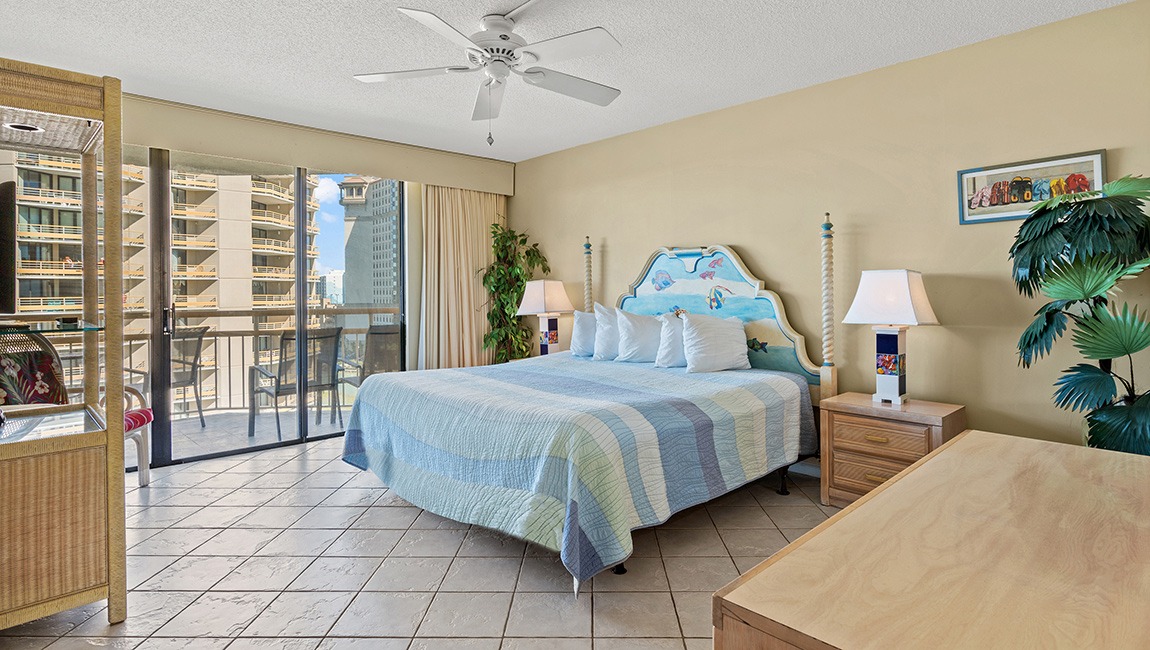 Bedroom with one bed