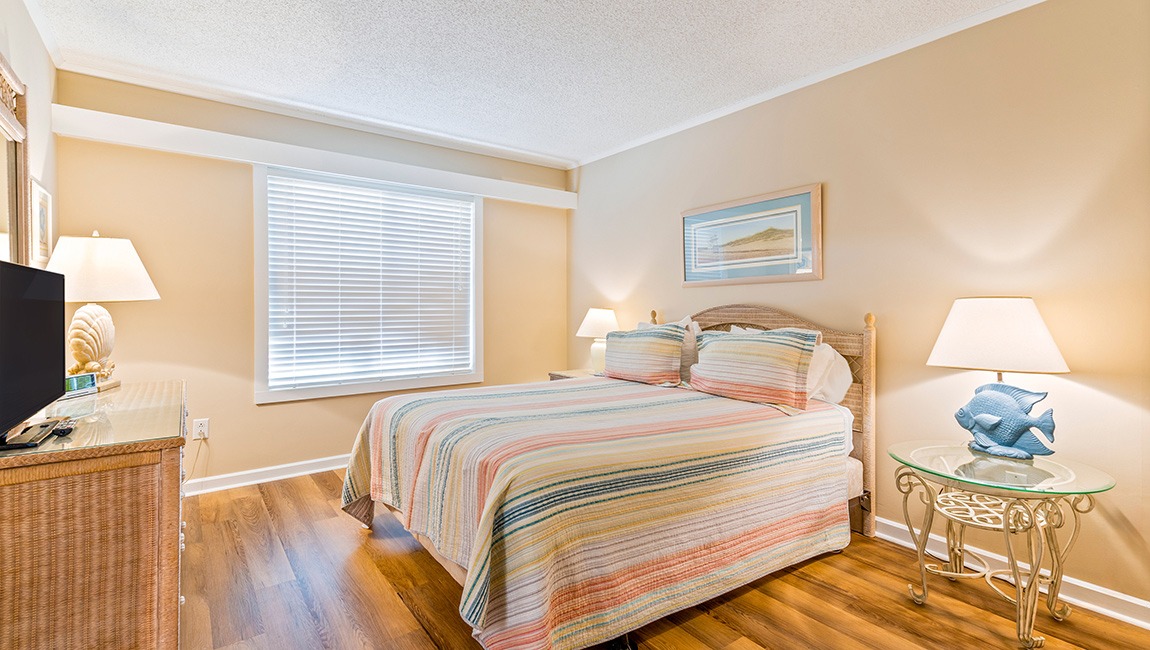 Bedroom with one bed