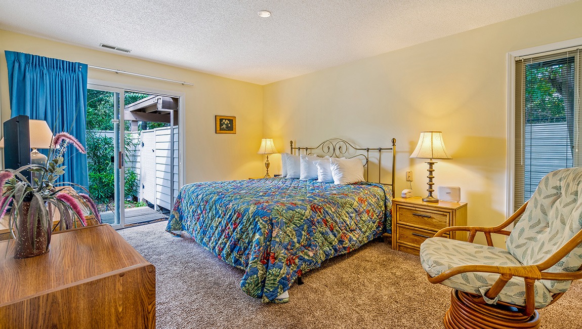 Bedroom with one bed