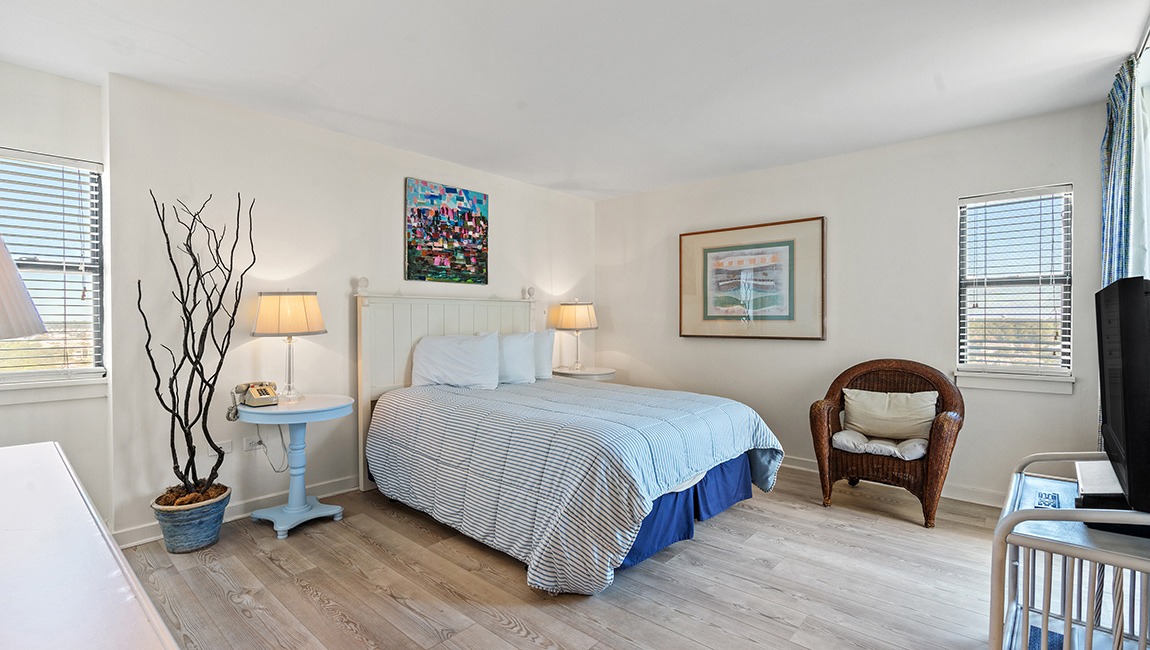 Bedroom with one bed