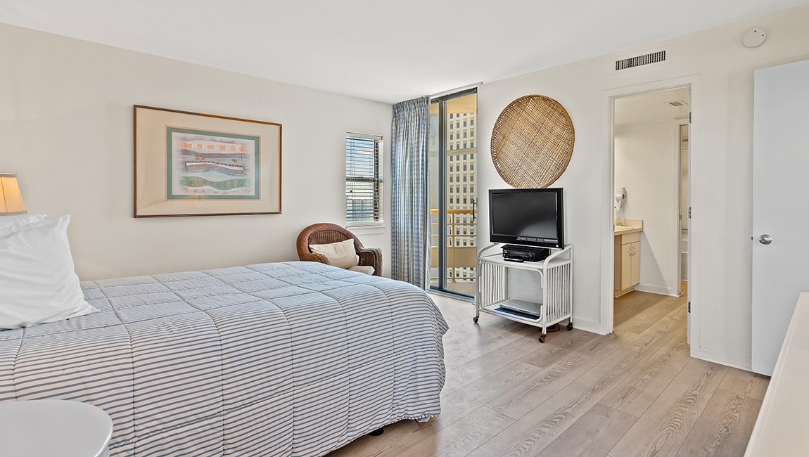 Bedroom with one bed and a TV