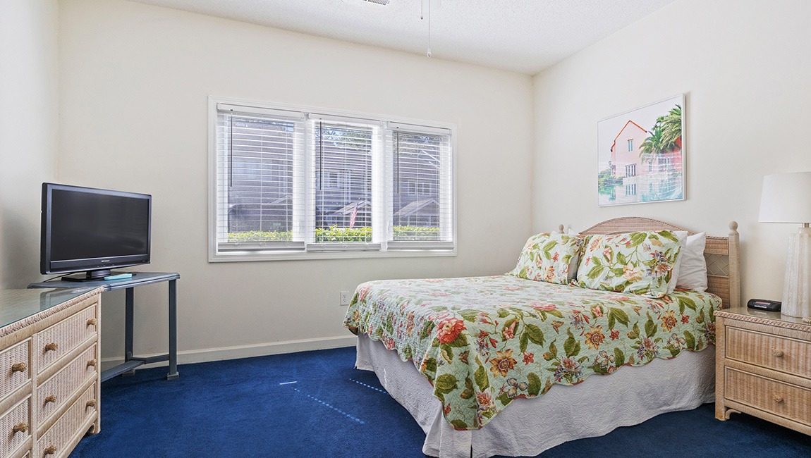 Bedroom with one bed