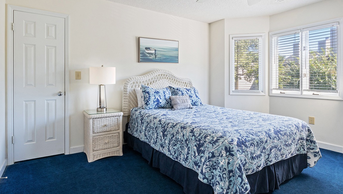 Bedroom with one bed