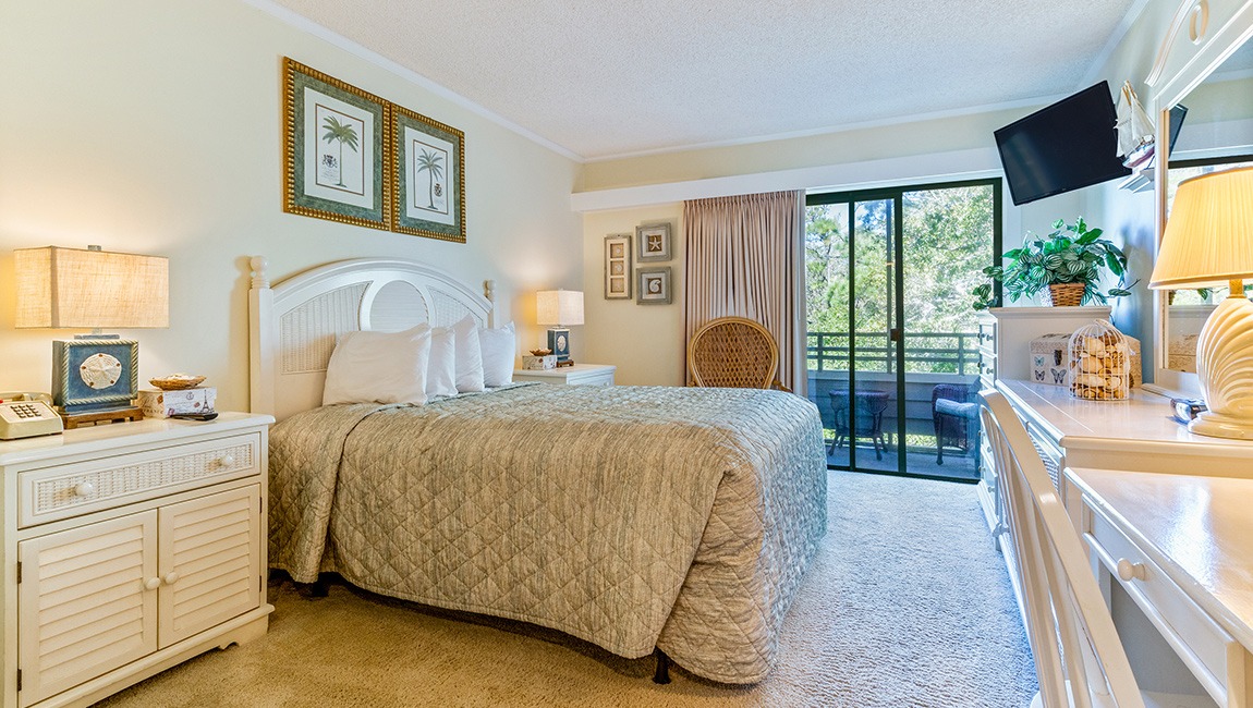 Bedroom with one bed