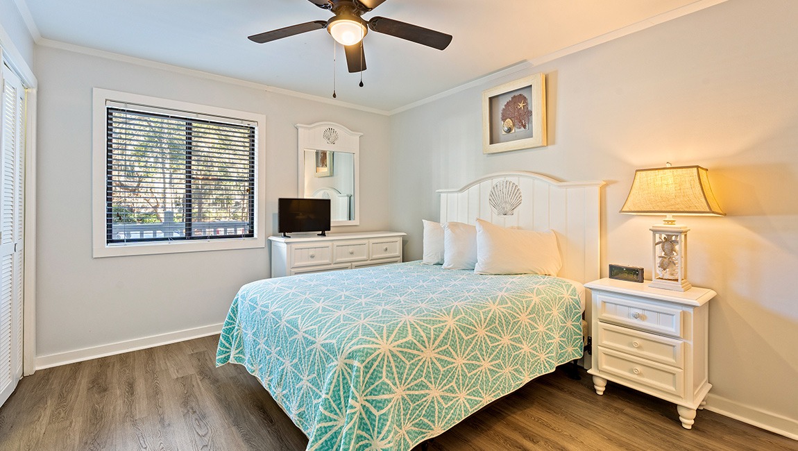 Bedroom with one bed