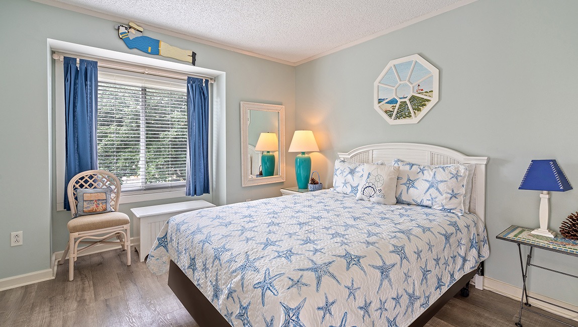 Bedroom with one bed