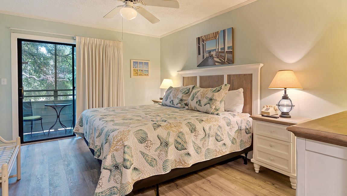 Bedroom with one bed