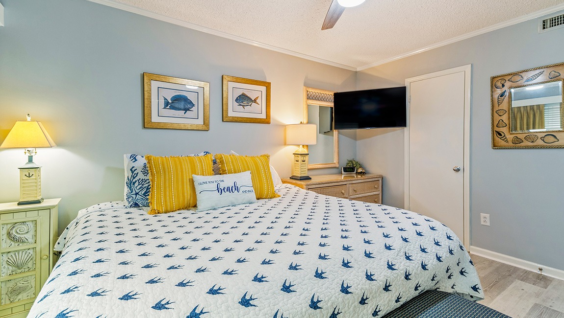Bedroom with one bed